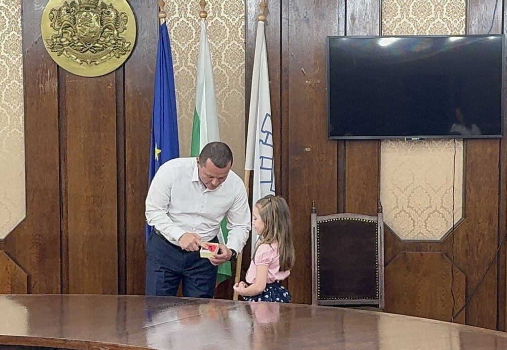 Община Русе: Деца подариха на кмета Пенчо Милков филм за скулптора на Паметника на свободата Арналдо Дзоки