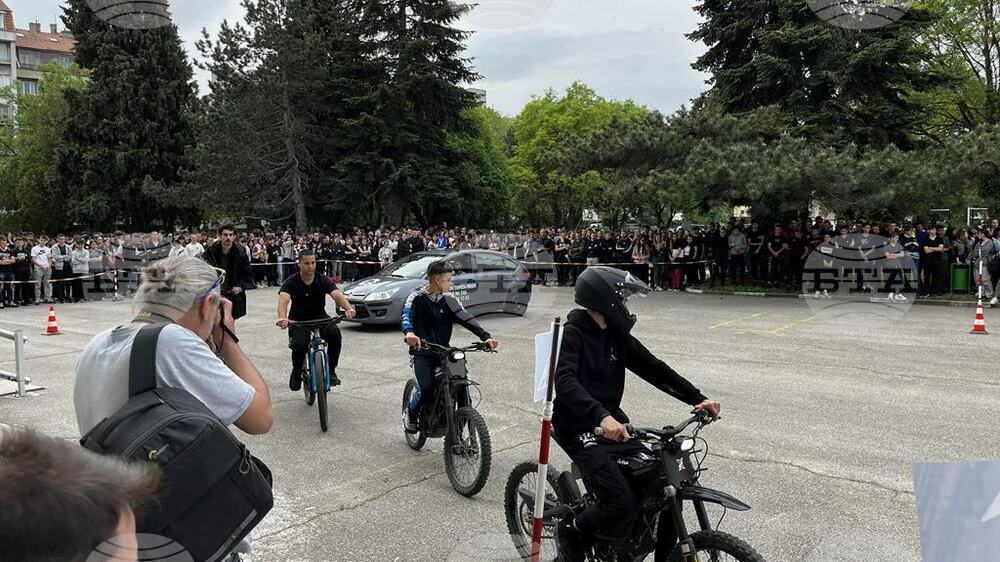 Община Варна: Заместник-кметът по сигурността Илия Коев се включи в училищната кампания на Община Варна за отговорно поведение на пътя
