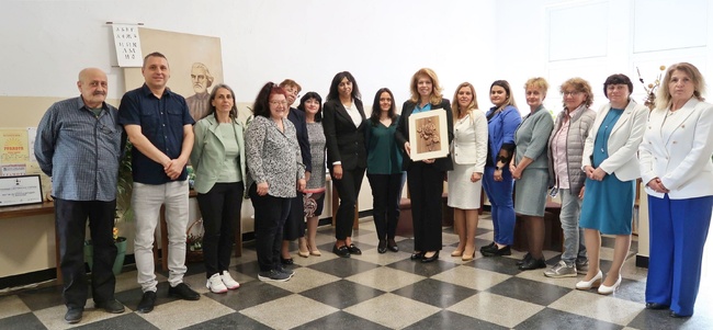 Вицепрезидентът чете приказки от Ангел Каралийчев на ученици от Обединено училище „Св. св. Кирил и Методий“ в софийското село Априлово