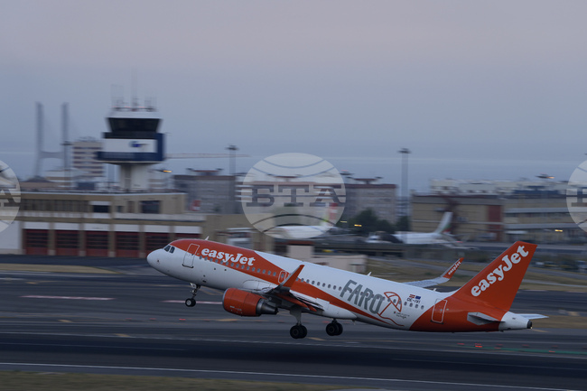 Полет от Лион за Порто беше върнат обратно, след като пътник се опита да влезе в пилотската кабина