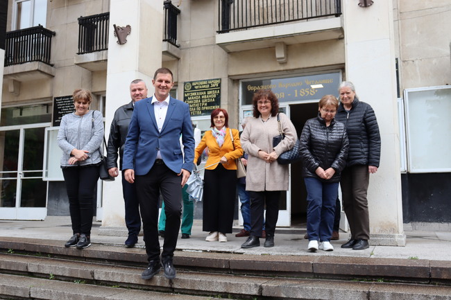 Кметът на Община Хасково Станислав Дечев даде начало на мащабния ремонт на ОНЧ „Заря 1858“ 