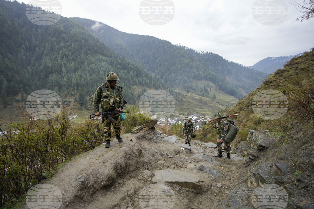 ПТИ: Индийските сили за сигурност издирват терористи в Джаму и Кашмир шести пореден ден