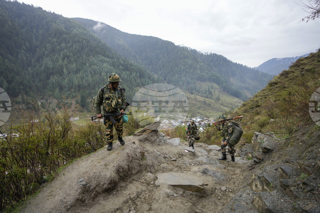 ПТИ: Индийските сили за сигурност издирват терористи в Джаму и Кашмир шести пореден ден 