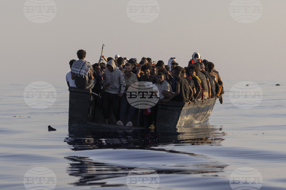 Осем мигранти загинаха, а други петнадесет са в неизвестност, след като лодка потъна край бреговете на Тунис