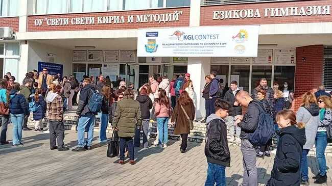 Осемнадесет ученици от различни български училища спечелиха награди на международно състезание по английски език