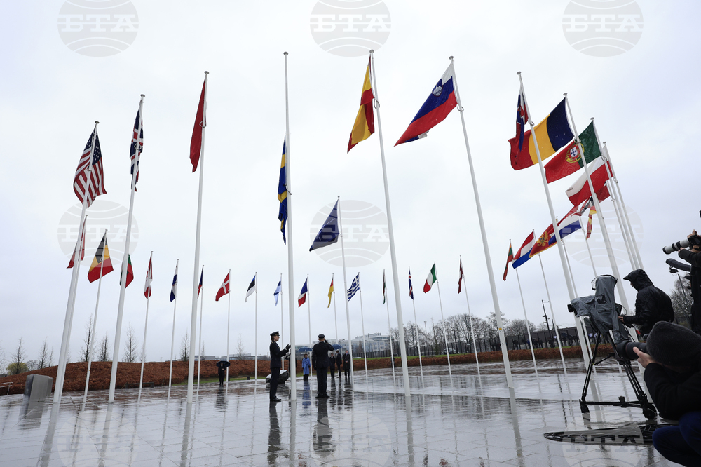 НАТО отбеляза 75 години с ново скандинавско попълнение и смяна на върха; и двамата генерални секретари дойдоха в България, чествала 20 г. в алианса