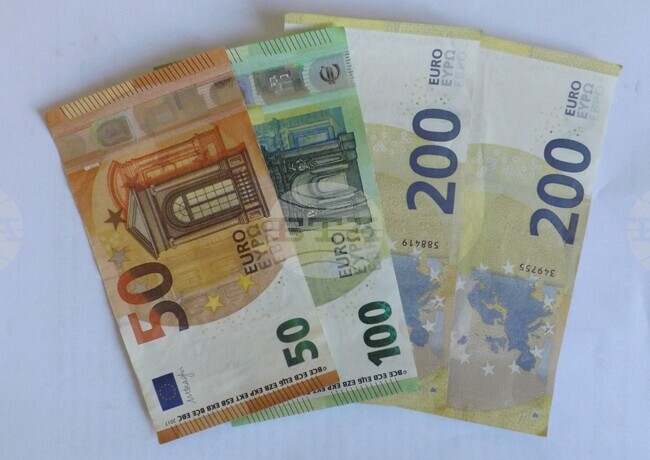 Еврото остава под 1,03 долара в междубанковата търговия