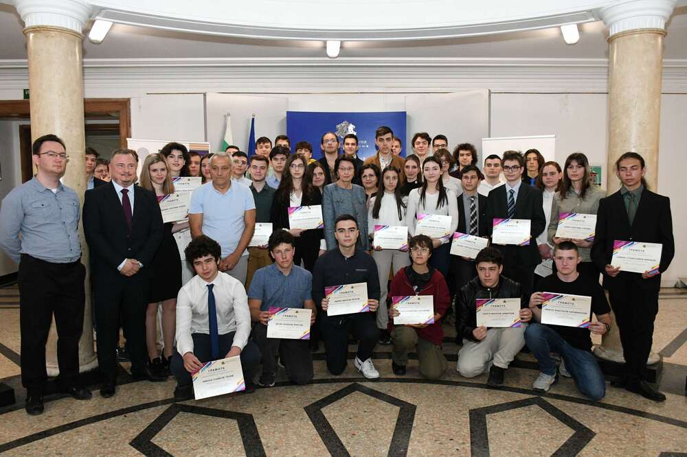 Министерство на образованието и науката: Рекорден брой млади таланти се състезаваха с научни проекти в конкурс на МОН