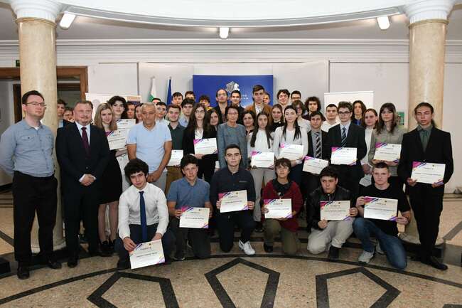 Министерство на образованието и науката: Рекорден брой млади таланти се състезаваха с научни проекти в конкурс на МОН