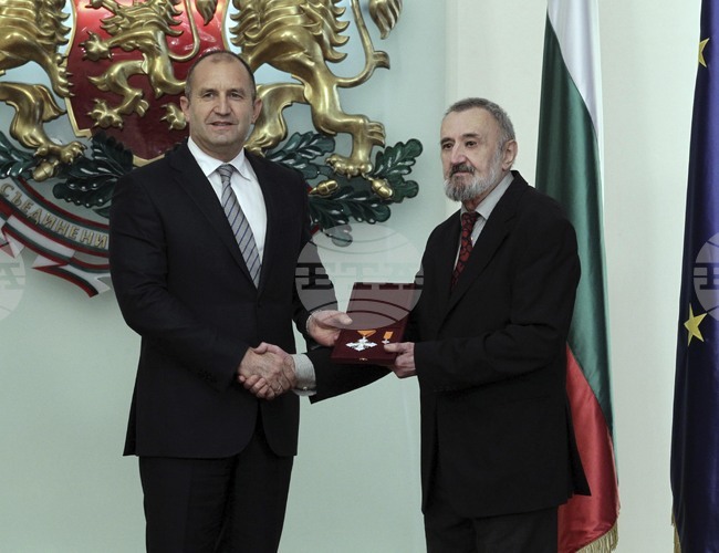 Петър Велчев - поет, литературен критик и преводач.