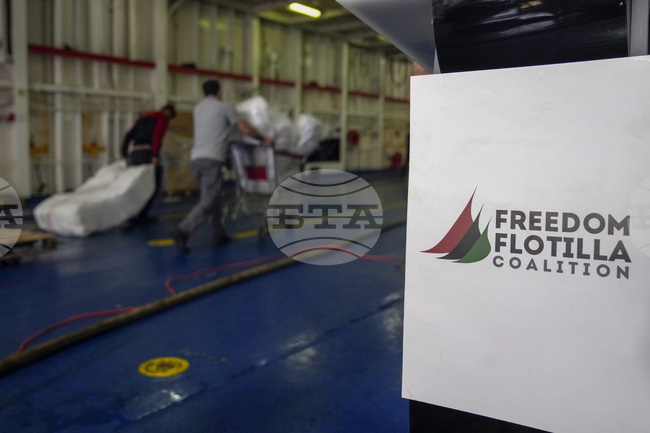 Задържаният от израелските сили кораб с хуманитарна помощ за Газа пристигна в Израел