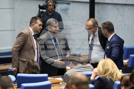 Парламент - извънредно заседание