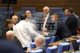 Парламент - извънредно заседание