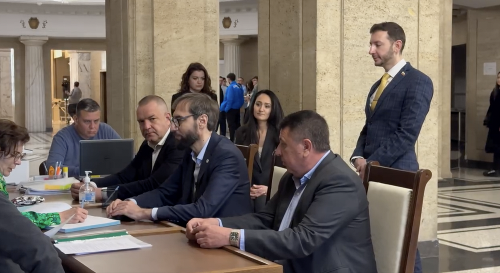 Национално движение "Център" внасе документи в ЦИК