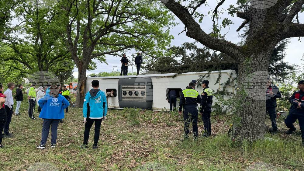 Two Bulgarians Injured after Bus Flips Over in Turkiye