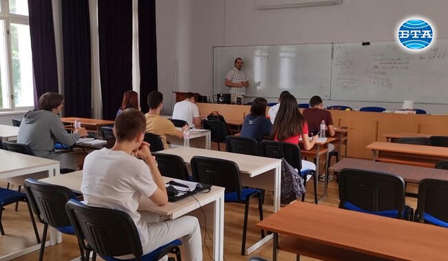 Десетокласниците Мария Дренчева и Божидар Бозов са победителите в 29-ия Национален конкурс по математика и физика, организиран от Фондация „Миню Балкански“