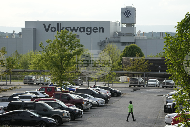 Работниците в американски завод на „Фолксваген“ ще получат 20-процентово увеличение на заплатите