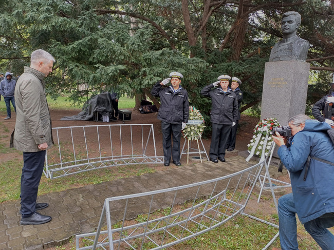 Община Варна: Кметът Благомир Коцев положи цветя пред паметника на Георги Бенковски по повод 148 години от Априлското въстание