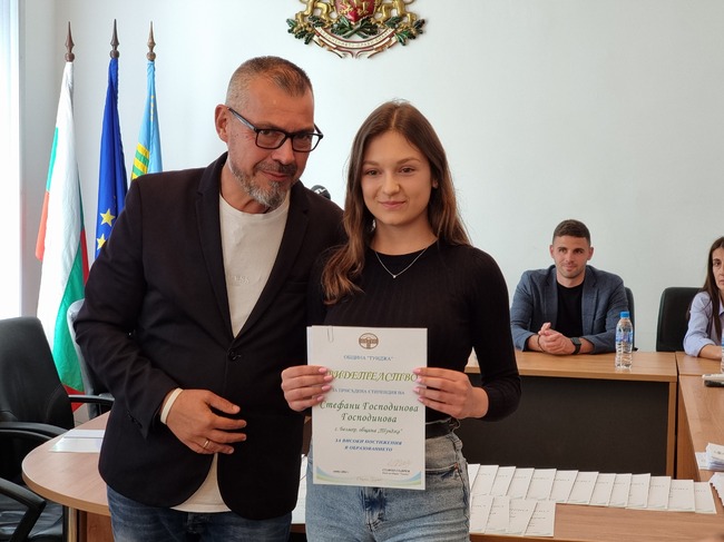 Ямбол - ученици и студенти с високи постижения - връчване на стипендии