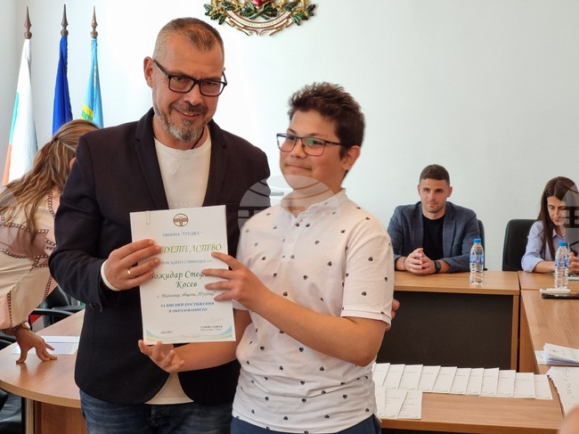 Стипендии и еднократни финансови стимули ще получат изявени ученици от община Тунджа