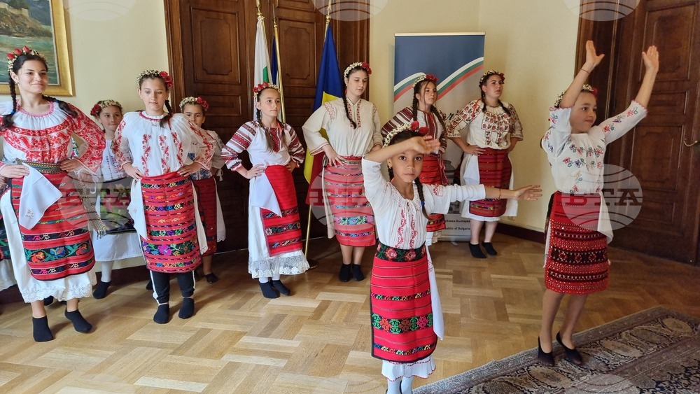 Румъния - Посолство на България в Букурещ - деца - лазаруване
