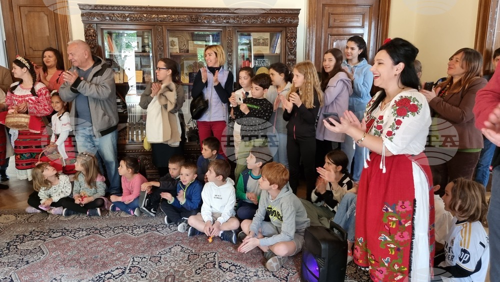 Румъния - Посолство на България в Букурещ - деца - лазаруване