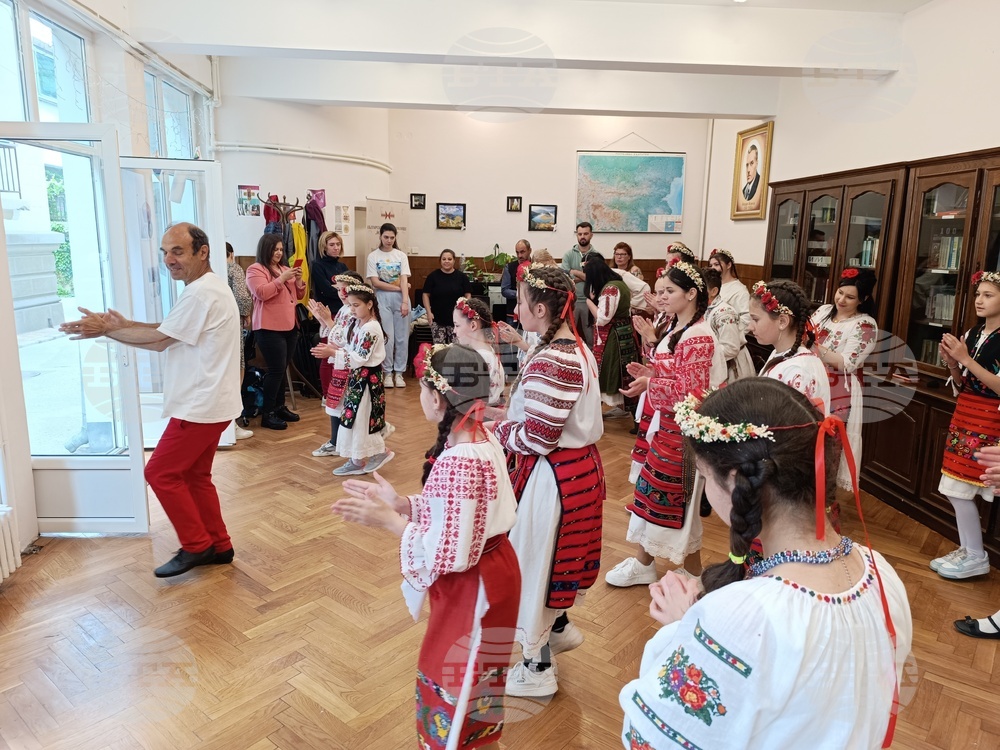 Румъния - Посолство на България в Букурещ - деца - лазаруване