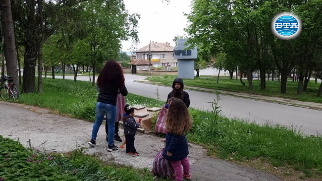 Най-малките жители на Разград и техните родители се включиха в инициатива на общината „Бонбони за смет“