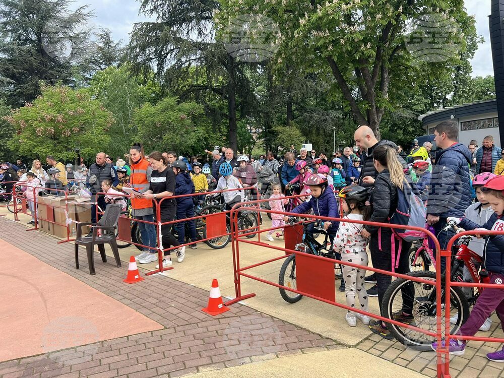 Над сто деца се включиха в осмото издание на Детски вело празник в Казанлък