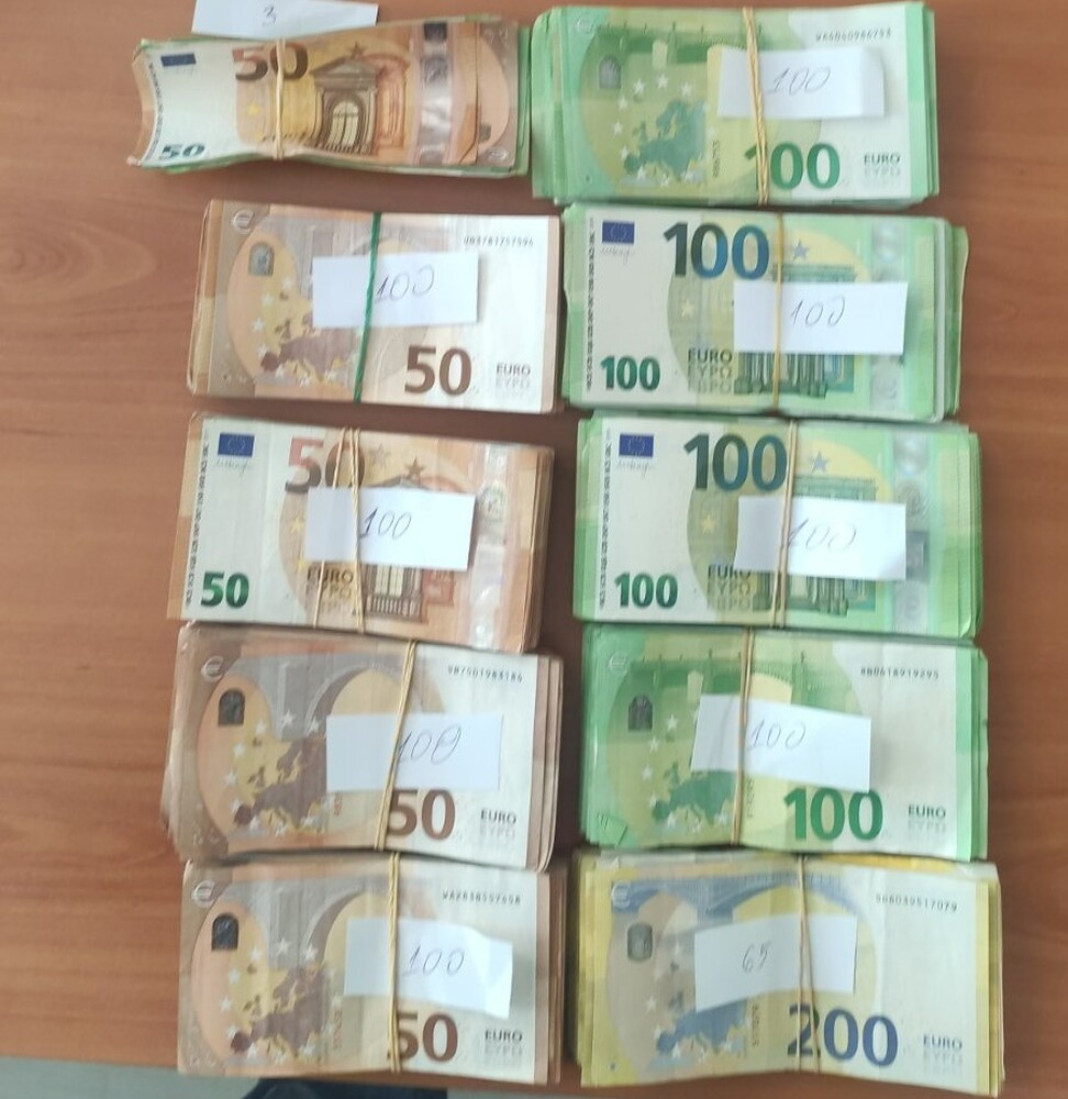 Недекларирана валута за над 145 000 лева откриха митническите служители на МП Капитан Андреево