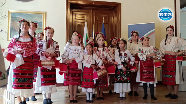 Деца от Извоареле лазаруваха в Посолството на България в Букурещ