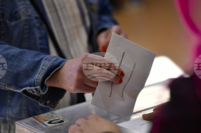 Управляващата ИСРП в Испания печели подкрепа заради антивоенната си позиция; подкрепата за крайнодясната партия спада, сочат проучвания