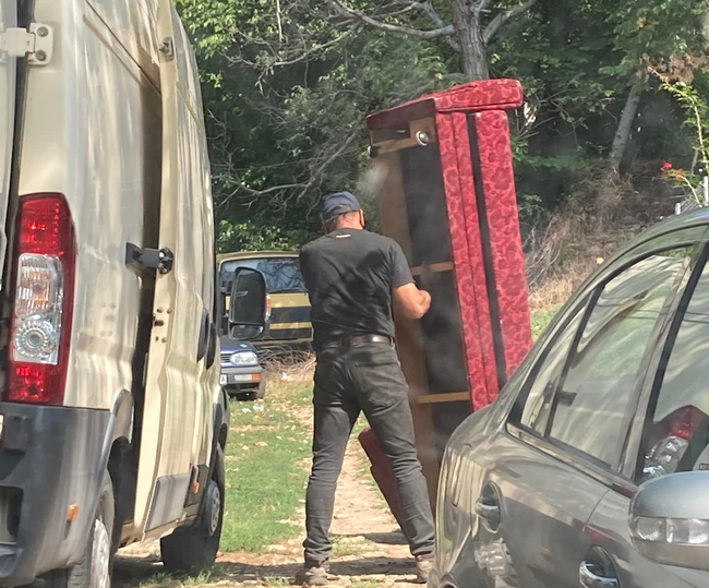 Благодарят на общината за транспорта на мебели за ловешко семейство в нужда