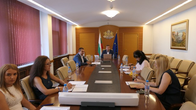 Министър Гечев към пчеларите: Предстои ускорен прием на заявления по Временната рамка за държавна помощ