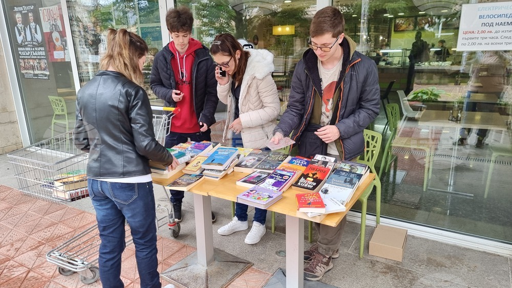 Добрич - ученици - благотворителен базар