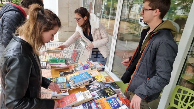 Добрич - ученици - благотворителен базар