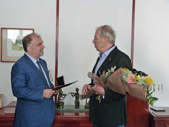 Министърът на културата Найден Тодоров отличи днес проф. Пламен Джуров с плакет „Принос в развитието на културата”