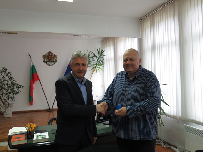 Областна администрация Шумен: Областният управител проф. Добромир Добрев връчи печата на РИК-Шумен 