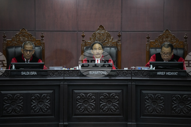 Двойка изтърпя наказание с по 140 удара с бич заради извънбрачни сексуални отношения в Индонезия