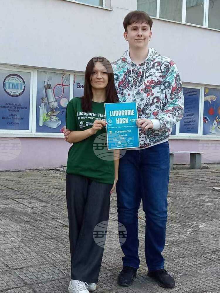 Ученици от Първо СУ „Св. Седмочисленици“ в Търговище спечелиха състезание по програмиране в Разград