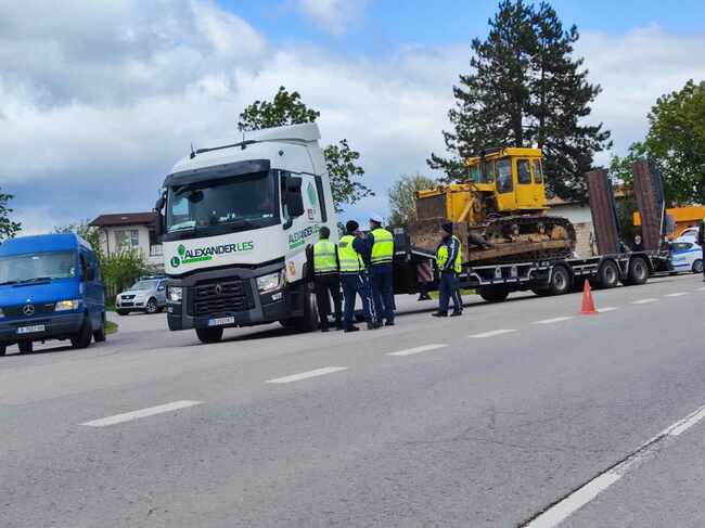 Проверки по метода на широкообхватния контрол се извършват в района на шуменското село Панайот Волов