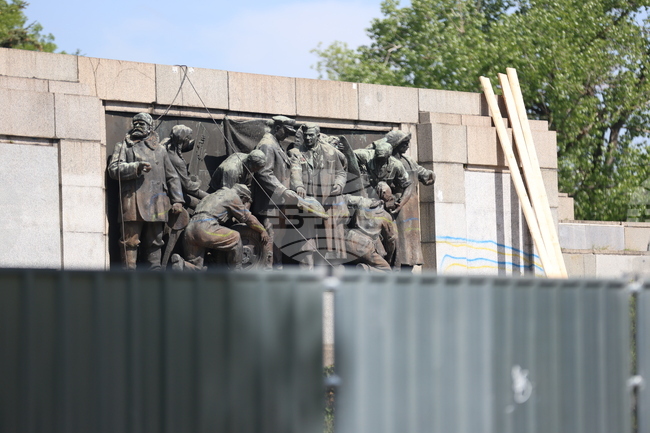 КЗК образува открито производство срещу Областна администрация-София заради охраната на бронзови фигури и барелефи от Паметника на Съветската армия