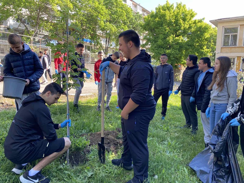 Община Ловеч: Ученици от Ловеч засадиха дръвчета и декоративни храсти в училищата си за Деня на Земята