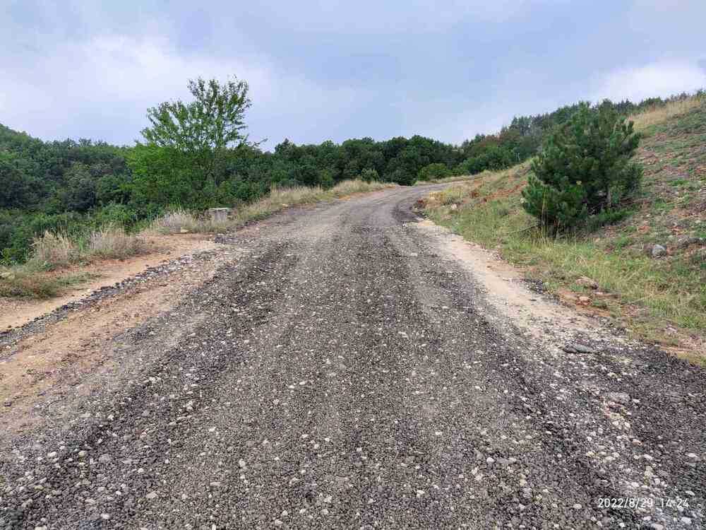 След години в очакване и само седмица след старта на ремонтните дейности, жителите на Дебочица стигат по нов път до селото