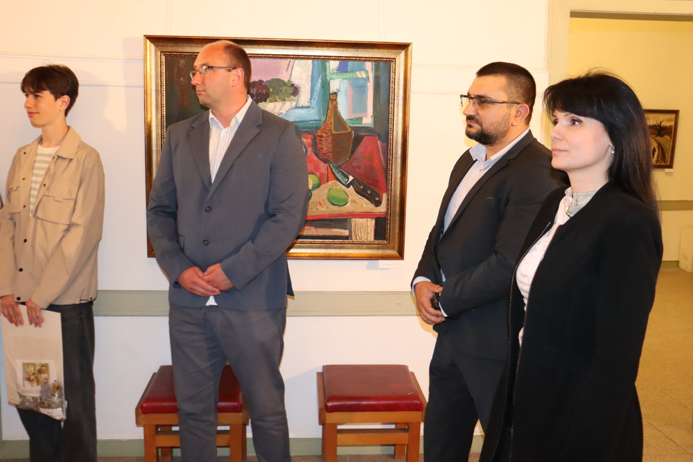 Изложба живопис от фонда на ХГ „Атанас Шаренков“ под надслов „С поглед към съвремието“ беше открита тази вечер в Хасково