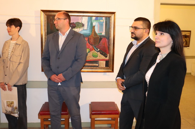 Изложба живопис от фонда на ХГ „Атанас Шаренков“ под надслов „С поглед към съвремието“ беше открита тази вечер в Хасково