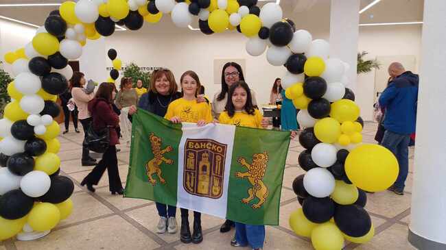 Община Банско: Ива Георгиева и София Ана Медлок са сред най-добрите в България по английски език