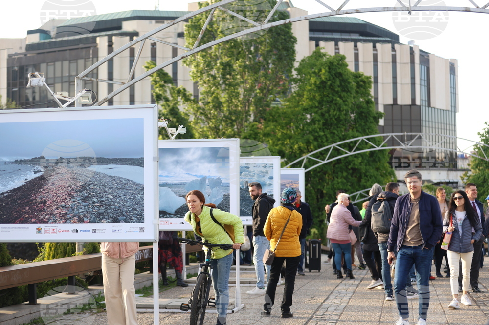 Ден на Земята - фотографска изложба „Ледовете на Антарктида"