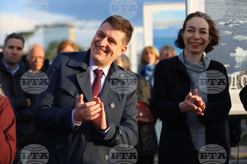 Ден на Земята - фотографска изложба „Ледовете на Антарктида"