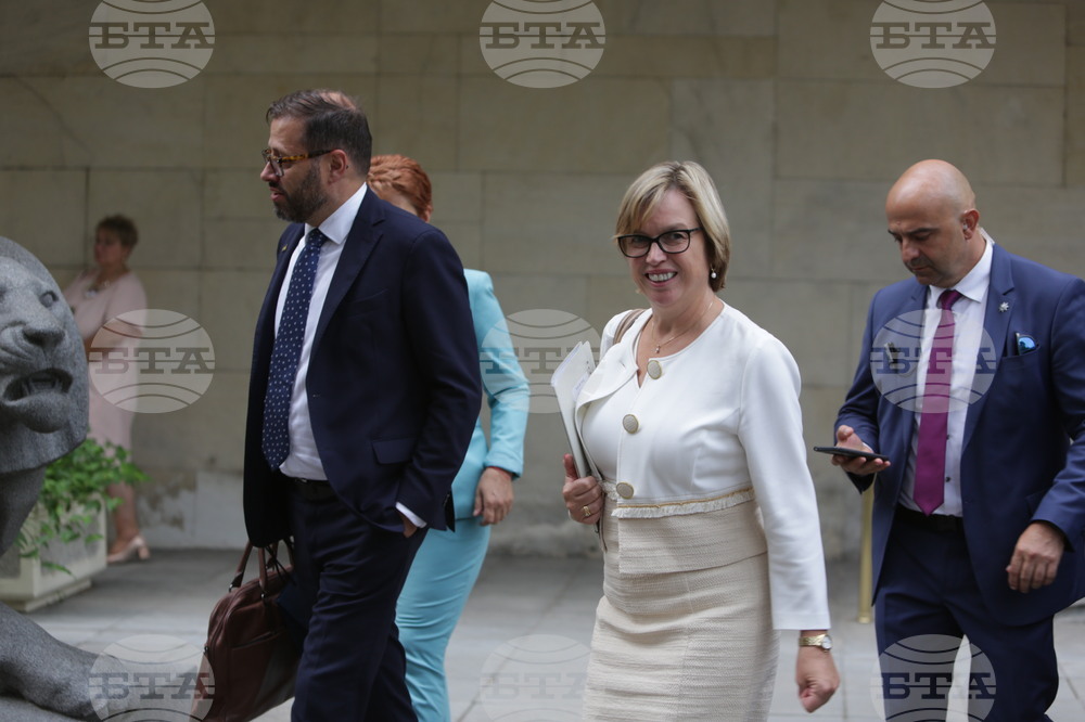 МВР - Катрин Де Бол